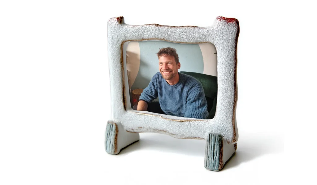 Bas financierde zijn pied-a-terre via Jens